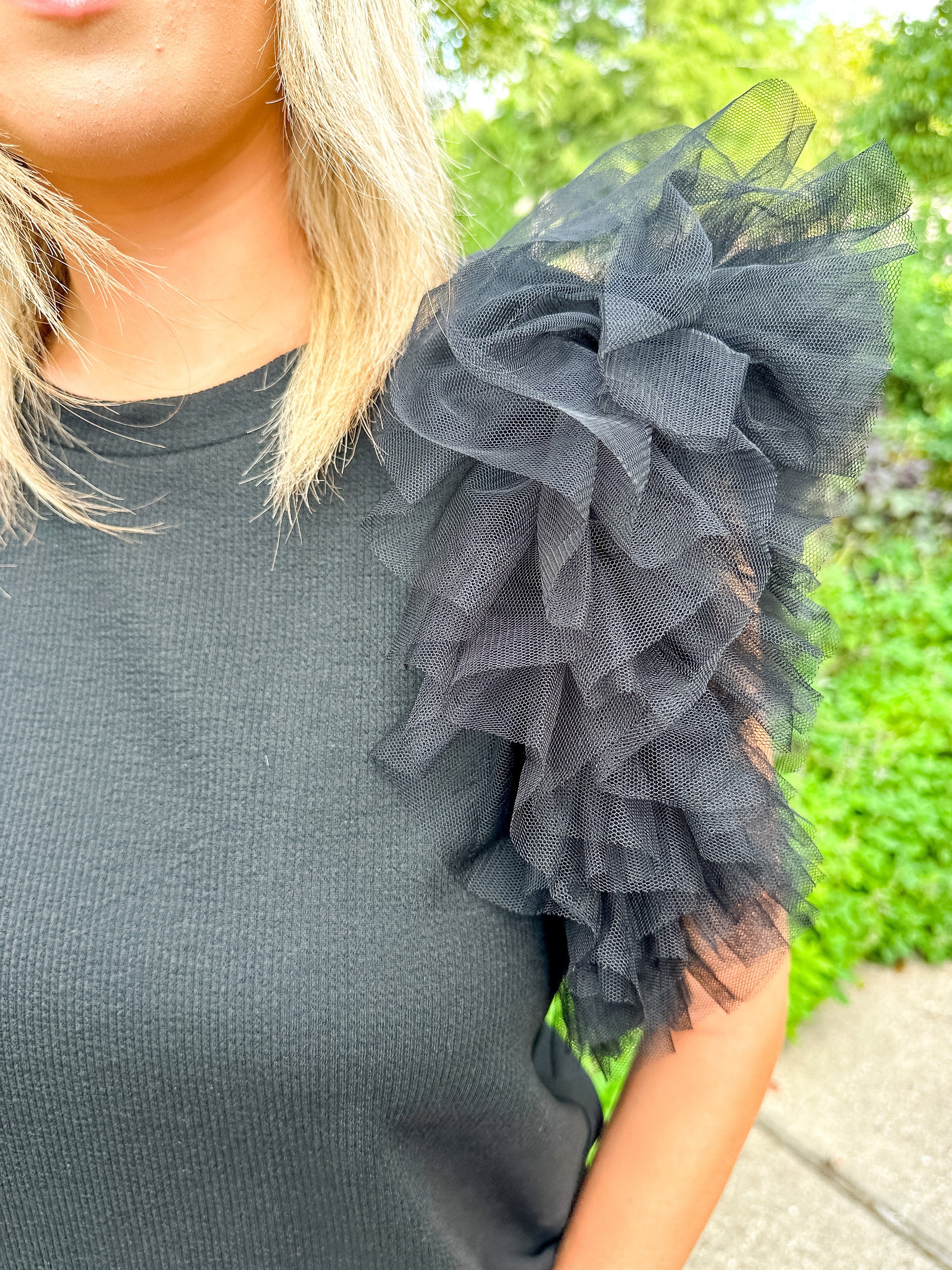 Round neck top featuring tulle IN BLACK