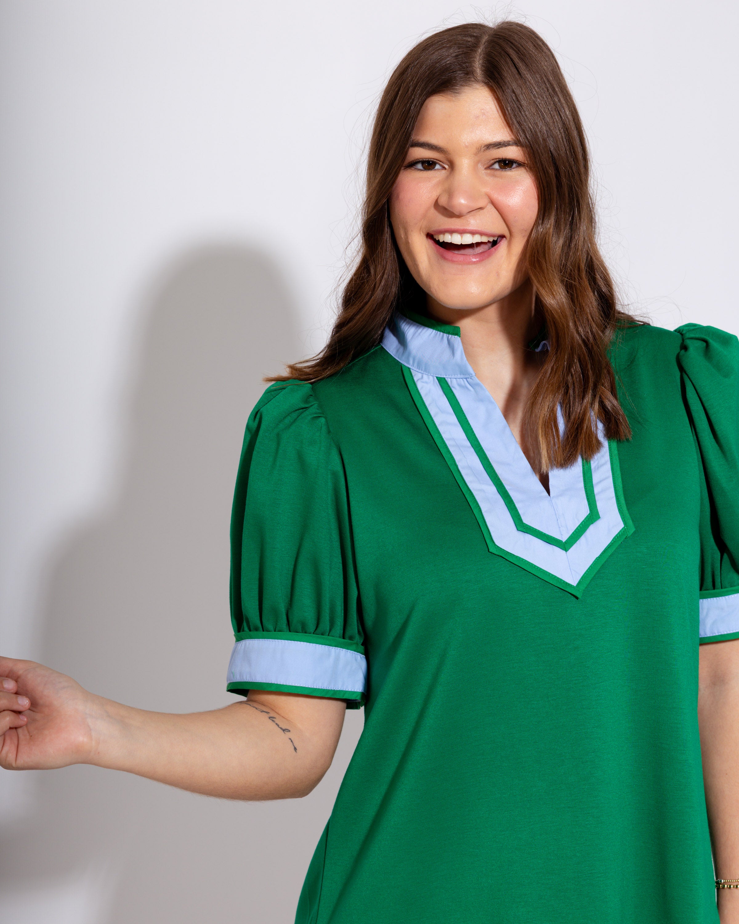 Clean Line Contrast Top in Kelly Green