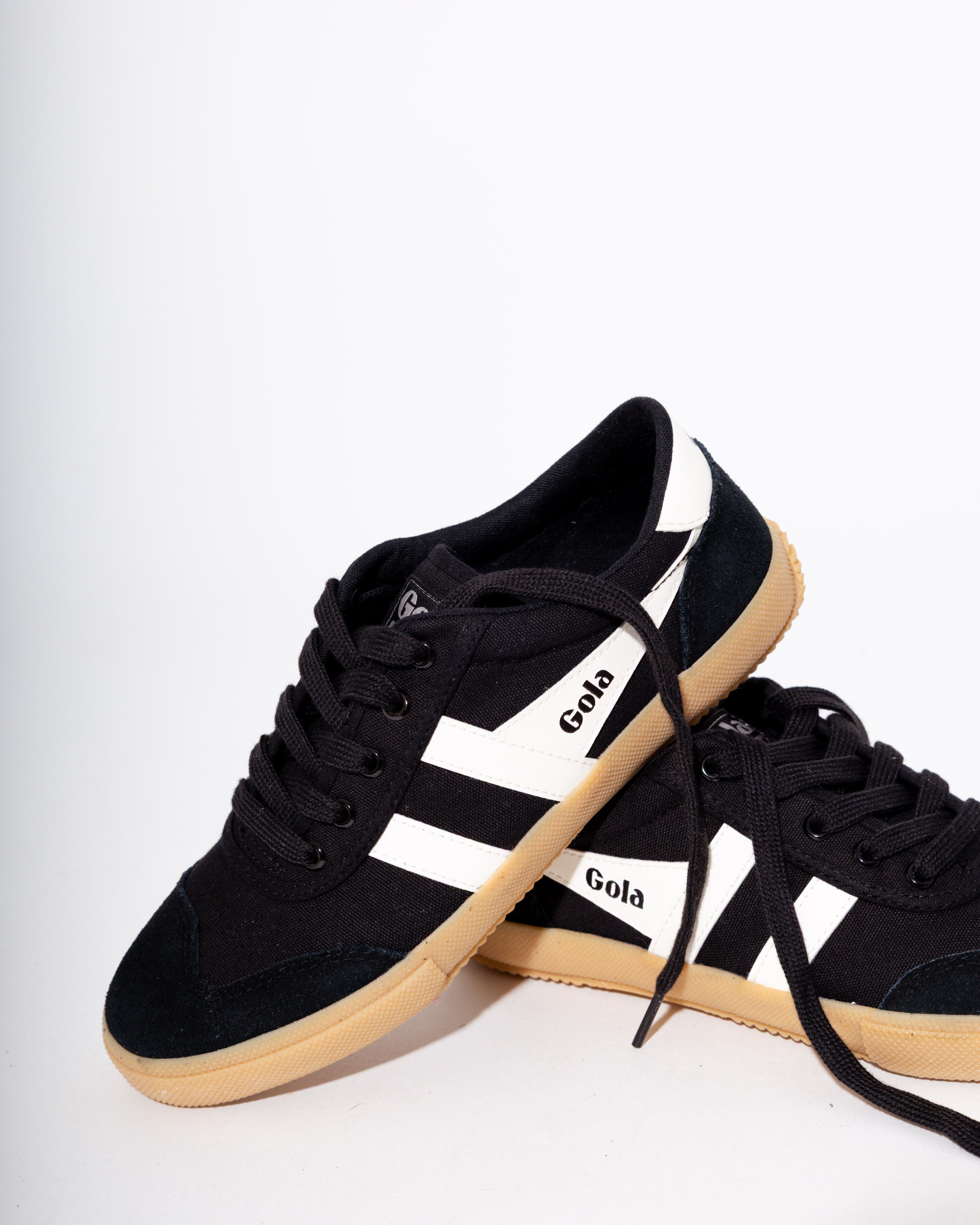 Gola Badminton Sneakers in Black/Off White/Gum